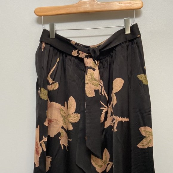 ❗️SOLD❗️Aritzia Wilfred Black Floral Satin Ankle Faun Pants Size M - Picture 7 of 10